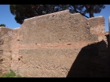 03213 ostia - regio i - insula xii - caseggiato dei triclini (i,xii,1) - hof - porticus - westseite - 4. raum von sueden - nordwand - 06-2024.jpg